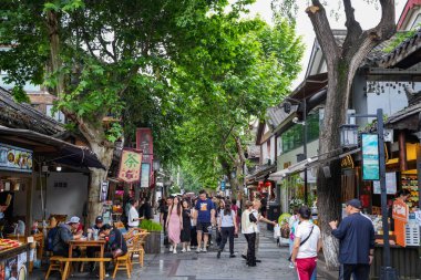 CHENGDU, ÇİN - 11 Mayıs 2024-Wide and Narrow Alley (Kuanzhai Xiangzi) Chengdu 'daki antik ticaret caddesi Chengdu' daki en ünlü turizm merkezlerinden biridir..