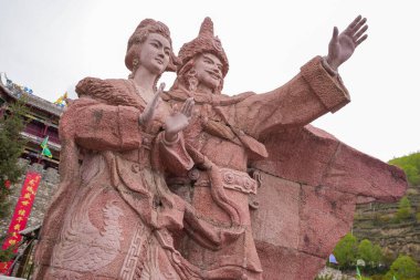 SICHUAN, ÇİN-MAYIS 12-2024 - Prenses Wencheng 'in heykeli ve Songpan antik kasabasındaki Tubo King Songtsen Gamp. Songpan, Sichuan, Çin 'de ünlü bir tarihi mekan..