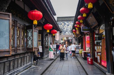 CHENGDU, ÇİN - 10 Mayıs 2024 - Jinli Caddesi, alışveriş ve yemek için olmazsa olmaz turistik yer. Geleneksel bir Çin inşaat stilidir. Bu cadde ticari bir yaya caddesi ve Sichuan Eyaleti 'nin en eski caddelerinden biri, Chengdu.