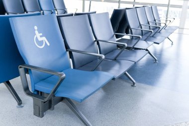Kamu bekleme alanındaki boş mavi koltuklar fiziksel engelliler ve özel ihtiyaçları olanlar için.
