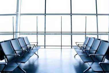 Havaalanından kalkış salonu ve arka arkaya koltuklar.