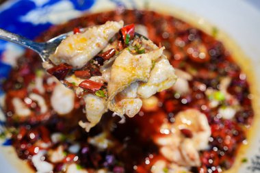 Haşlanmış levrek, sebze, baharatlı baharat ve Çin yemeği.