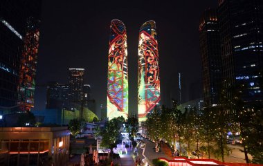 Jiaozi köprüsü ve gece vakti aydınlanan ikiz kuleler, Chengdu 'nun ünlü simgelerinden biri..