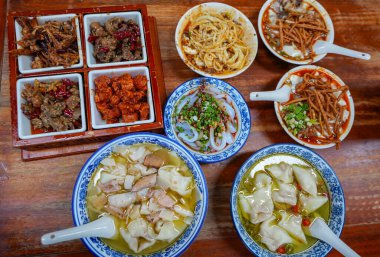 Baharatlı aperatifli Çin eriştesi ve hamur tatlısı.