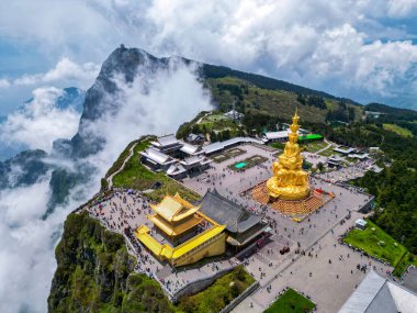 SICHUAN, ÇİN - 20 Mayıs 2024 - Emei Dağı 'nın ilkbaharda havadan çekilmiş fotoğrafı, Çin' in Sichuan kentindeki Emei Dağı 'nın altın zirvesi