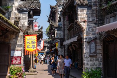SICHUAN, Çin-Mayıs 19, 2024-Huanglongxi Antik Kenti Çin 'in Chengdu, Sichuan şehrinde yer alan tarihi bir kasabadır. Adını Huanglong Nehri 'nden alır, şehir boyunca akar..