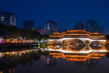 Anshun Lang Köprüsü 'nün Chengdu, Çin' de güzel bir aydınlatma ve yansıması var.