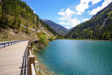 Jiuzhaigou, Çin 'in Sichuan kentinde yer alan bir doğa koruma alanıdır.