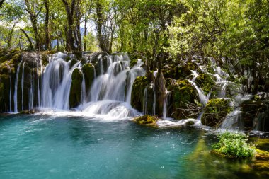 Jiuzhaigou, Çin 'in Sichuan kentinde yer alan bir doğa koruma alanıdır.