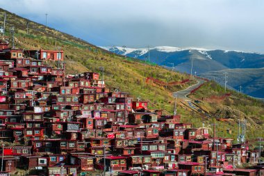 SICHUAN, ÇİN-MAYIS 15, 2024 Sertar City, dünyanın en büyük Budist enstitüsü iken Sichuan Çin 'in ruhani ve ücra yerlerinden biri .