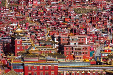 SICHUAN, ÇİN-MAYIS 15, 2024 Sertar City, dünyanın en büyük Budist enstitüsü iken Sichuan Çin 'in ruhani ve ücra yerlerinden biri .