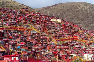 SICHUAN, ÇİN-MAYIS 15, 2024 Sertar City, dünyanın en büyük Budist enstitüsü iken Sichuan Çin 'in ruhani ve ücra yerlerinden biri .