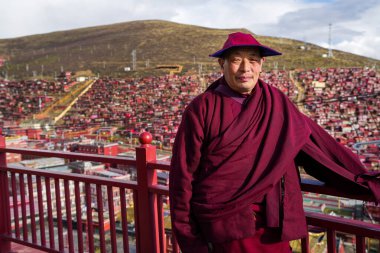 SICHUAN, ÇİN-MAYIS 15, 2024-Lama veya Sertar şehrinin Tibetli keşişi, dünyanın en büyük Budist enstitüsü iken Sichuan Çin 'in ruhani ve ücra yerlerinden biridir. .