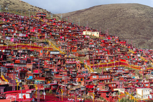 СИЧУАН (КИТАЙ-ИЯ), 15 янв - 2024 г. Вид сверху на сертарский город, одно из духовных и отдаленных мест в Китае, в то время как это самое большое буддистское учреждение в мире. .