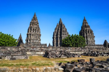 Prambanan Tapınağı, Yogyakarta 'daki Shiva' ya adanmış en büyük Hindu tapınağı bileşiğidir..