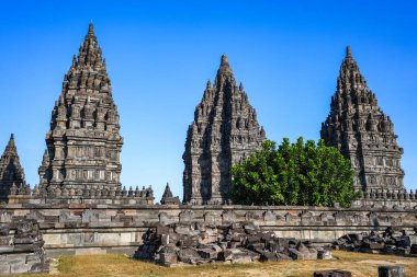 Prambanan Tapınağı, Yogyakarta 'daki Shiva' ya adanmış en büyük Hindu tapınağı bileşiğidir..