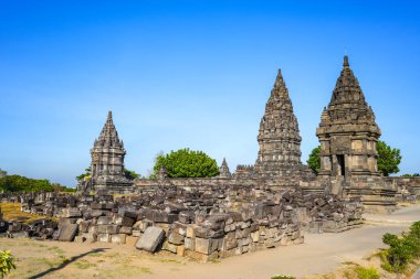 Prambanan Tapınağı, Yogyakarta 'daki Shiva' ya adanmış en büyük Hindu tapınağı bileşiğidir..