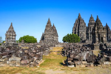 Prambanan Tapınağı, Yogyakarta 'daki Shiva' ya adanmış en büyük Hindu tapınağı bileşiğidir..
