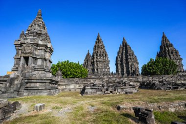 Prambanan Tapınağı, Yogyakarta 'daki Shiva' ya adanmış en büyük Hindu tapınağı bileşiğidir..