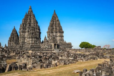 Prambanan Tapınağı, Yogyakarta 'daki Shiva' ya adanmış en büyük Hindu tapınağı bileşiğidir..
