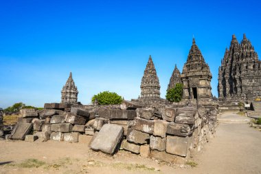 Prambanan Tapınağı, Yogyakarta 'daki Shiva' ya adanmış en büyük Hindu tapınağı bileşiğidir..