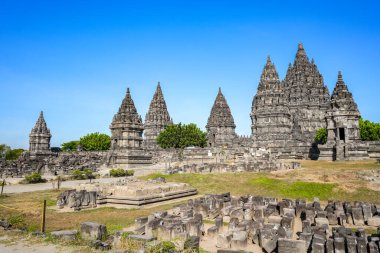Prambanan Tapınağı, Yogyakarta 'daki Shiva' ya adanmış en büyük Hindu tapınağı bileşiğidir..