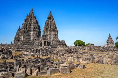 Prambanan Tapınağı, Yogyakarta 'daki Shiva' ya adanmış en büyük Hindu tapınağı bileşiğidir..