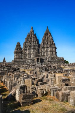 Prambanan Tapınağı, Yogyakarta 'daki Shiva' ya adanmış en büyük Hindu tapınağı bileşiğidir..