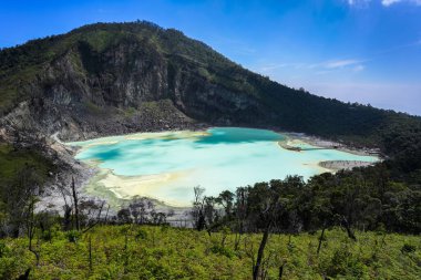 Kawah Putih (Beyaz Krater), Endonezya 'nın Bandung kentinde bulunan bir asit gölüdür.