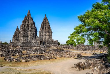 Prambanan Tapınağı, Yogyakarta 'daki Shiva' ya adanmış en büyük Hindu tapınağı bileşiğidir..