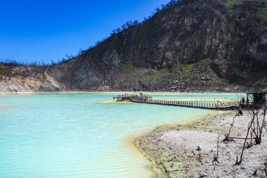 Kawah Putih (Beyaz Krater), Endonezya 'nın Bandung kentinde bulunan bir asit gölüdür.