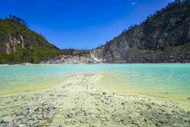 Kawah Putih (Beyaz Krater), Endonezya 'nın Bandung kentinde bulunan bir asit gölüdür.