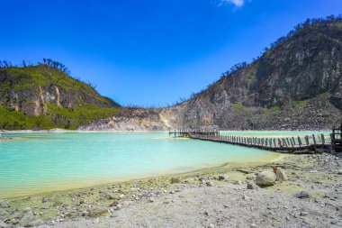 Kawah Putih (Beyaz Krater), Endonezya 'nın Bandung kentinde bulunan bir asit gölüdür.