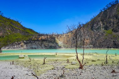 Kawah Putih (Beyaz Krater), Endonezya 'nın Bandung kentinde bulunan bir asit gölüdür.