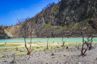 Kawah Putih (Beyaz Krater), Endonezya 'nın Bandung kentinde bulunan bir asit gölüdür.