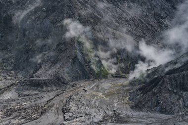 Tangkuban Perahuis aktif bir volkandır. Bandung 'daki volkanik krater, Endonezya' nın Batı Cava 'sı