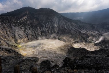 Tangkuban Perahuis aktif bir volkandır. Bandung 'daki volkanik krater, Endonezya' nın Batı Cava 'sı