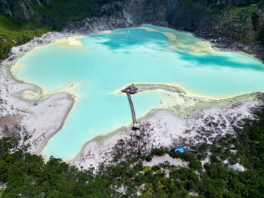 Kawah Putih (Beyaz Krater), Endonezya 'nın Bandung kentinde bulunan bir asit gölüdür.