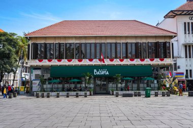 Jakarta, Endonezya-AUG 03, 2024 Hollanda Sömürge tarzı Batavia Cafe Cakarta, Endonezya 'da Taman Fatahillah' da.