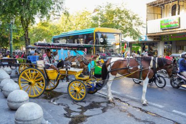 Yogyakarta, Endonezya-AUG 04, 2024 Ev arabası ve yerel ulaşım Jalan Malioboro, Endonezya 'nın Yogyakarta şehrinde büyük bir alışveriş caddesi..