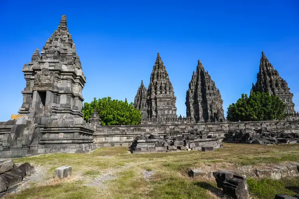 Prambanan Tapınağı, Yogyakarta 'daki Shiva' ya adanmış en büyük Hindu tapınağı bileşiğidir..