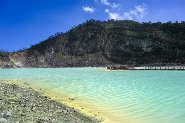 Kawah Putih (Beyaz Krater), Endonezya 'nın Bandung kentinde bulunan bir asit gölüdür.