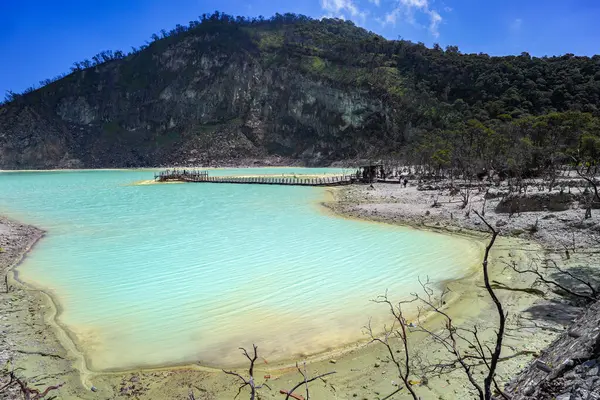 Kawah Putih (Beyaz Krater), Endonezya 'nın Bandung kentinde bulunan bir asit gölüdür.