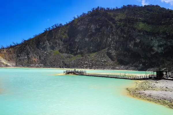 Kawah Putih (Beyaz Krater), Endonezya 'nın Bandung kentinde bulunan bir asit gölüdür.