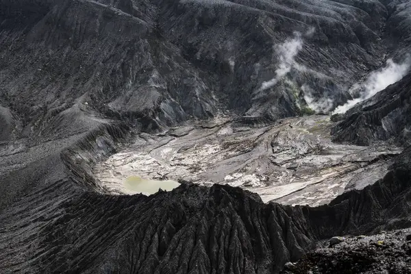 Tangkuban Perahuis aktif bir volkandır. Bandung 'daki volkanik krater, Endonezya' nın Batı Cava 'sı