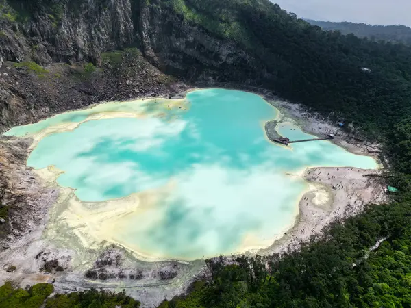 Kawah Putih (Beyaz Krater), Endonezya 'nın Bandung kentinde bulunan bir asit gölüdür.