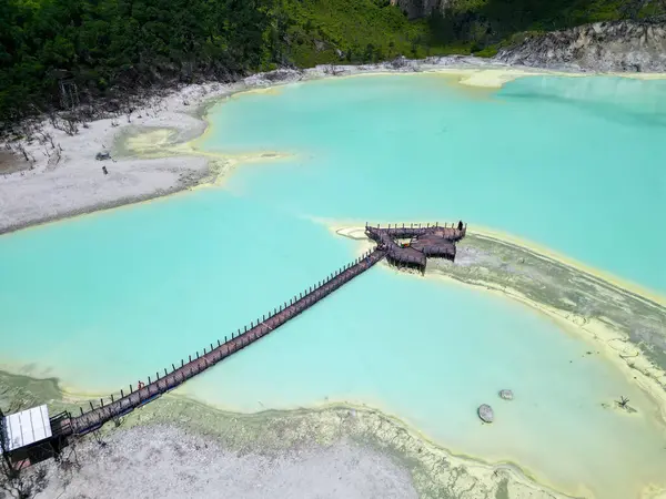 Kawah Putih (Beyaz Krater), Endonezya 'nın Bandung kentinde bulunan bir asit gölüdür.