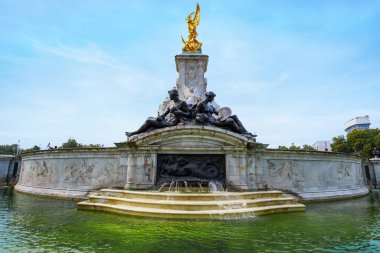 İngiltere 'de Buckingham Sarayı yakınlarındaki Kraliçe Victoria anıtı