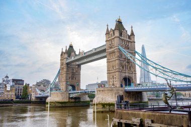 Londra 'daki Tower Bridge. Bu, İngiltere 'deki en eski köprü ve simgelerden biri ve popüler bir turizm merkezi.