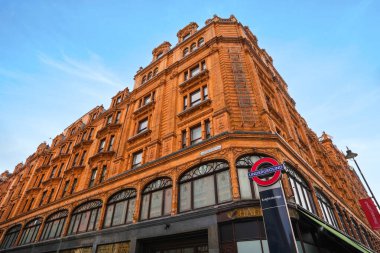 Harrods, Knightsbridge, Londra 'da Brompton Road' da bulunan lüks bir İngiliz mağazasıdır..